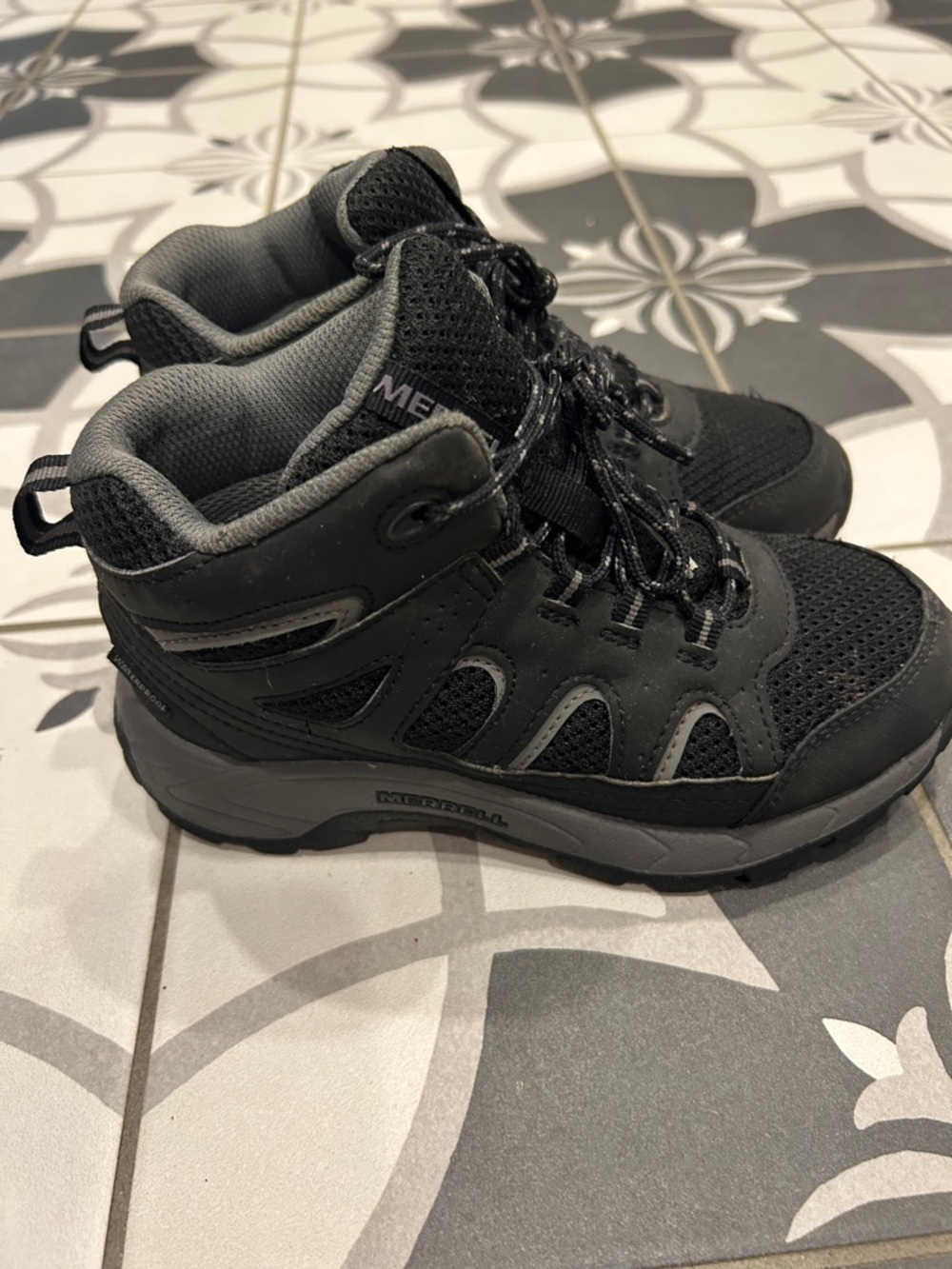 Merrell Oak Creek Black and Gray Trail Mid Boot